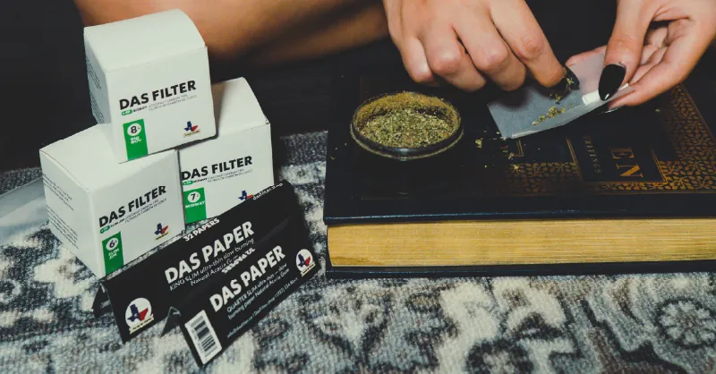 Das Filter papers and filter tips next to a rolling tray
